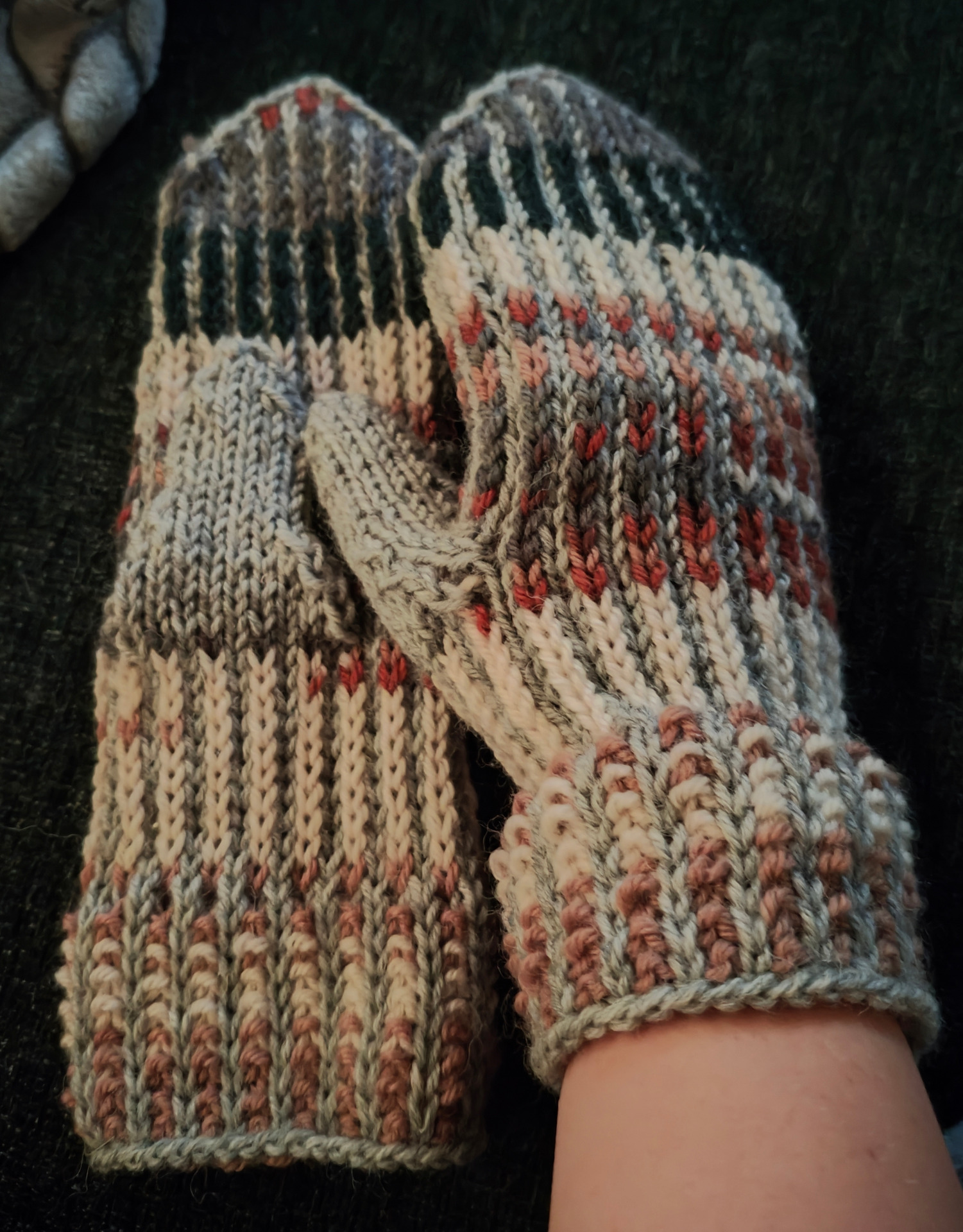 Raita lapaset, kirjava polkka-lanka ja harmaa.